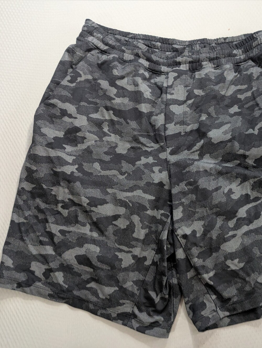 Lululemon Pace Breaker 8.5" Lined Camo Shorts Mens L Athletic Drawstring Gym
